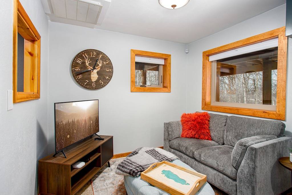 Gorgeous cabin home with private hot tub, private washer/dryer, & gas fireplace in Anchorage, Alaska