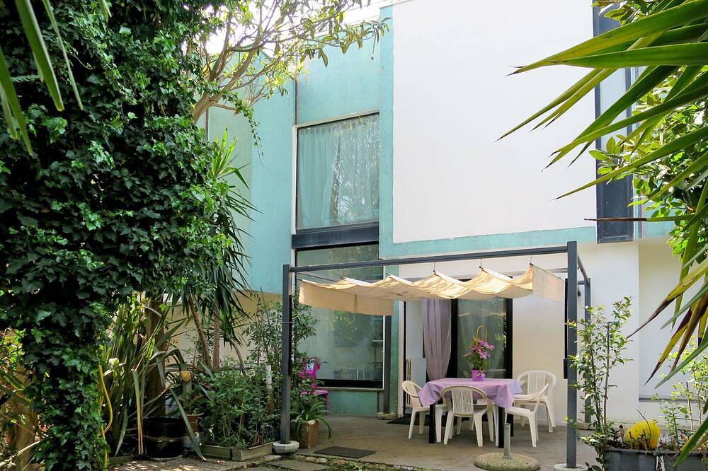 Stunning private villa for 8 guests with A/C, Wifi, Tv, terrace and parking in Nettuno, Rome Province