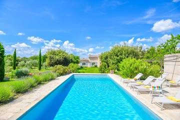 Location de vacances pour 10 personnes, avec piscine ainsi que jardin et terrasse, adapté aux familles à Eygalières