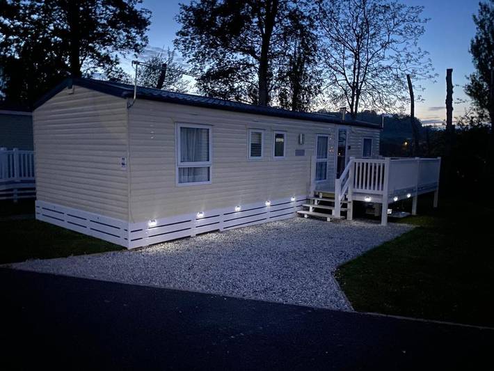 Glamping for 8 people, with Terrace and Garden as well as Pool and View in Dawlish