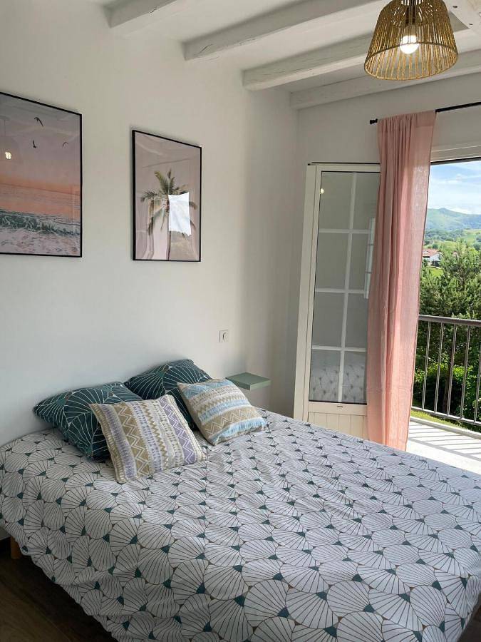Gîte pour 4 personnes, avec vue ainsi que jardin et balcon à Espelette - 3
