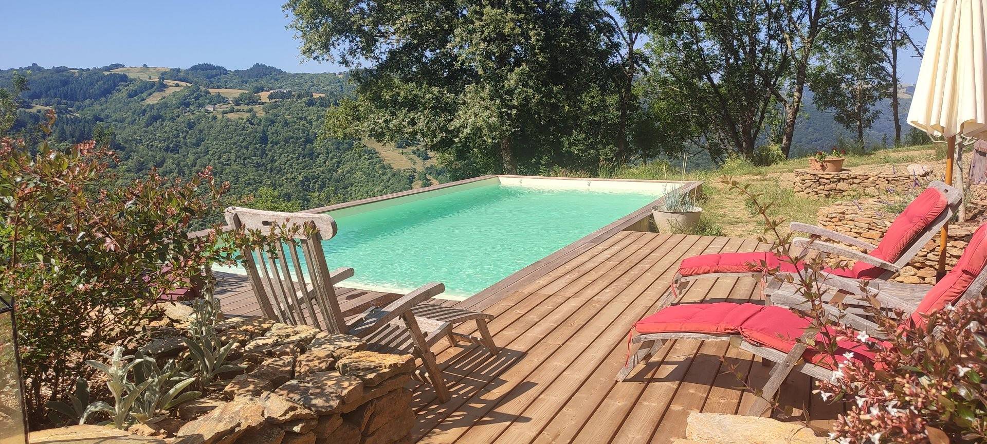 Chambre d’hôtes « La Chambre des Fleurs » avec piscine partagée, terrasse privée et Wi-Fi in Le Fel, Aveyron