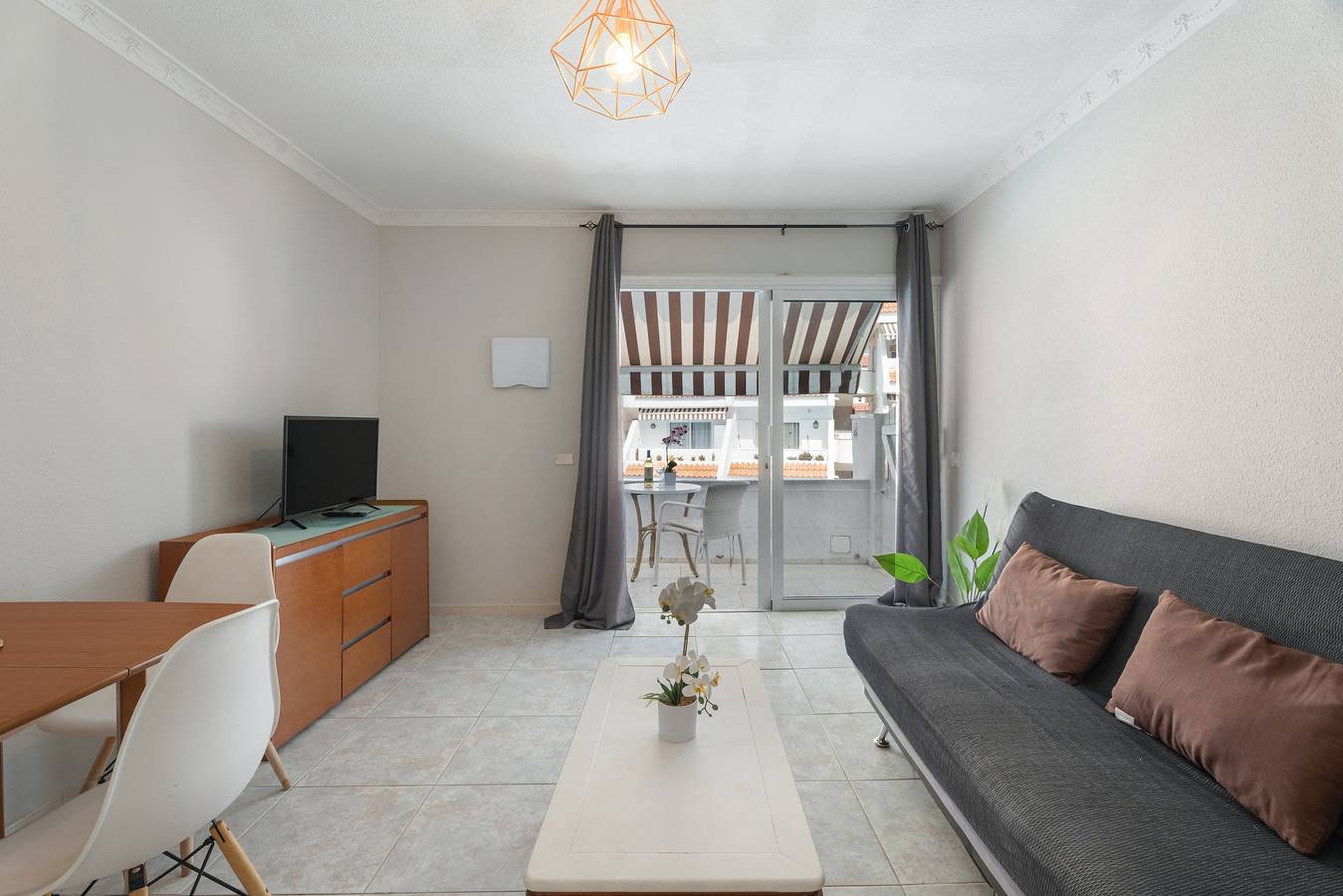 Apartamento entero, Apartamento de vacaciones 'Floritas 1' con piscina compartida, balcón y Wi-Fi in Playa de las Américas, Arona 