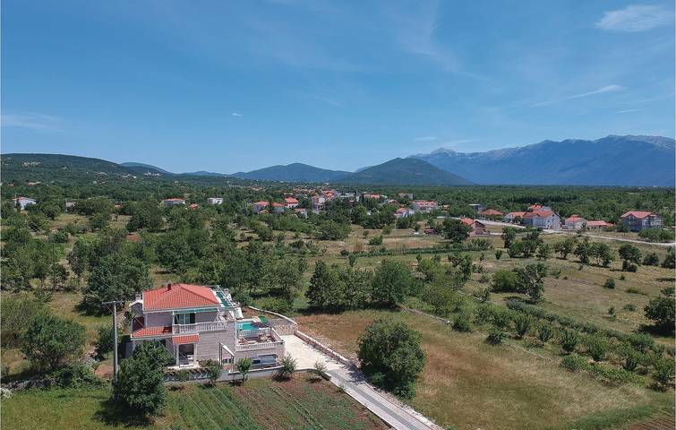 Geräumige 1-Zimmer-Wohnung mit Pool und Garage, in der Nähe von WLAN und Küche in Cista Provo, Makarska Riviera