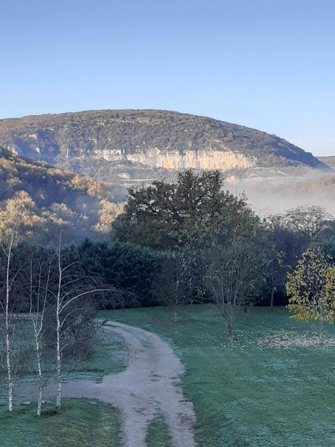 Location de vacances pour 3 personnes, avec piscine ainsi que vue et jardin à Brengues - 3