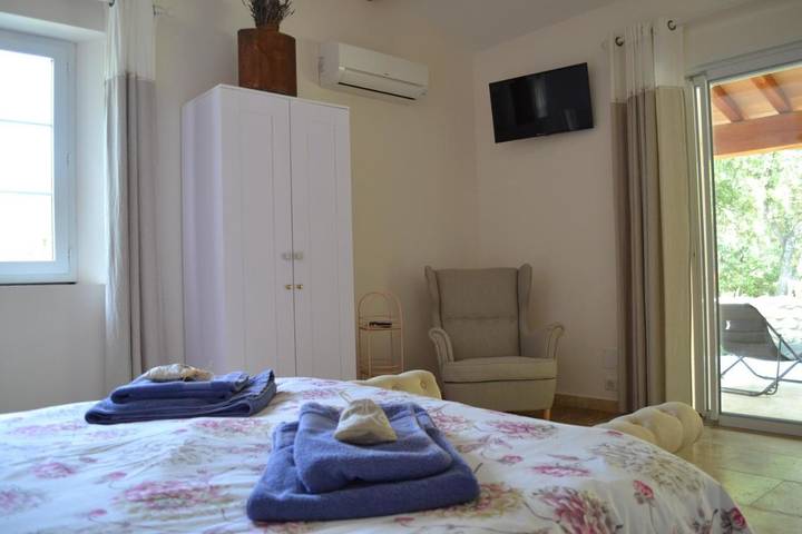 Location de vacances pour 2 personnes, avec vue ainsi que jardin et piscine à Saint-Restitut - 3