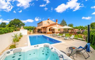 Gîte pour 8 personnes, avec terrasse et piscine à Loborika