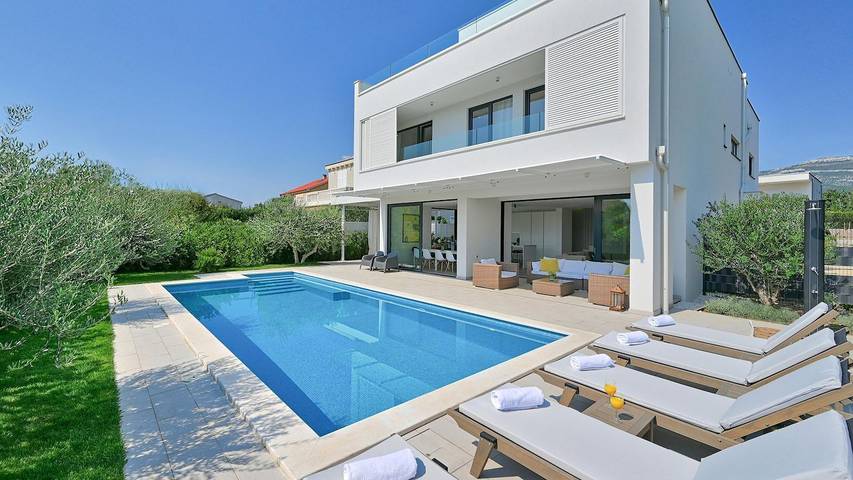 Ferienhaus für 11 Personen, mit Garten und Pool in Kaštela