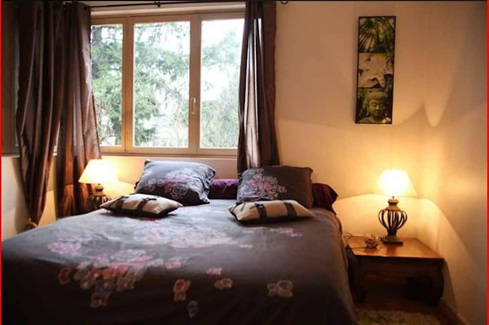 Pabellón Villa Castel Suite con sala de Tv y cocina. in Rillieux-la-Pape, Ródano