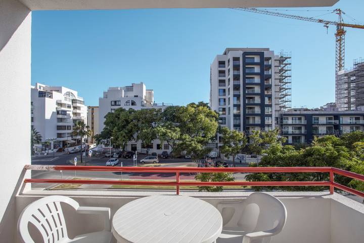 Ganze Wohnung, Ferienwohnung "Sonne und Sand" nahe dem Strand mit Balkon in Cavacos, Quarteira