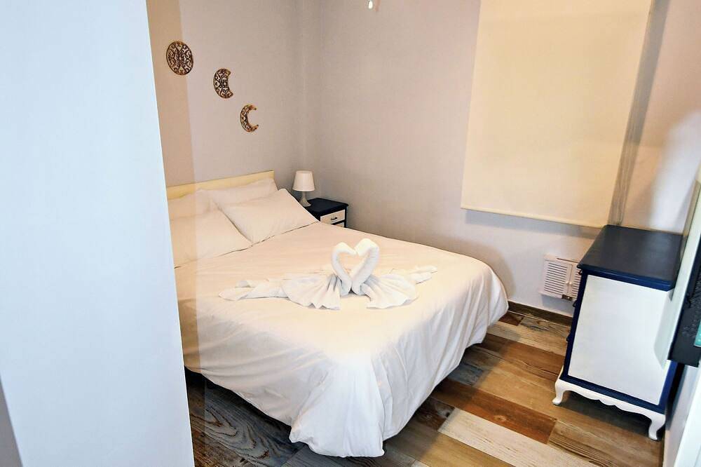 Entire apartment, Serene Lakeview Retreat in San Martín de Valdeiglesias, Madrid Province
