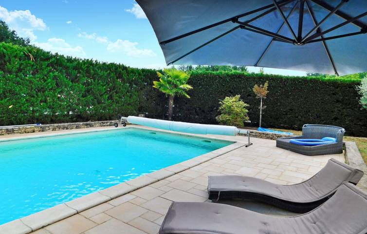 Appartement confortable de 245m² avec piscine et parking, 2km de Veyrignac in Carsac-Aillac, Périgord Noir