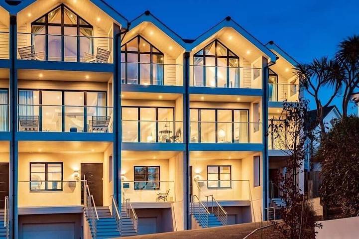 Holiday rental for 9 people, with hot tub and balcony as well as garden in Porth