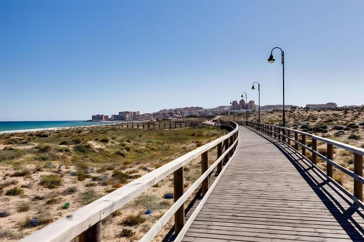 Appartement entier, Appartement 'Con Piscina' avec piscine partagée, Wi-Fi et climatisation in Torrevieja, Costa Blanca