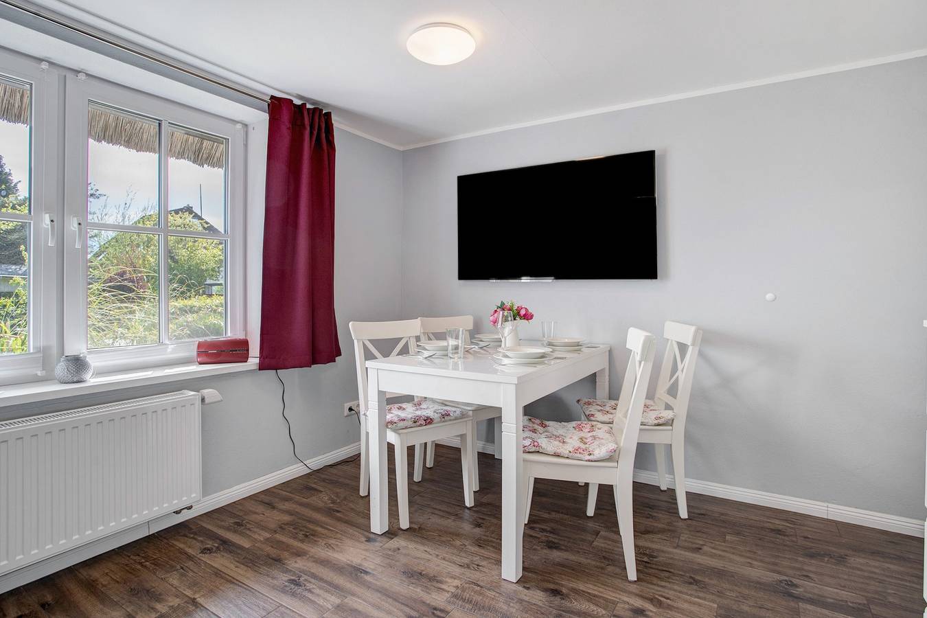 Ganze Wohnung, Ferienwohnung 'Reetferienhaus Lütt' mit Gemeinschaftsterrasse und Wlan in Schaprode, Rügen