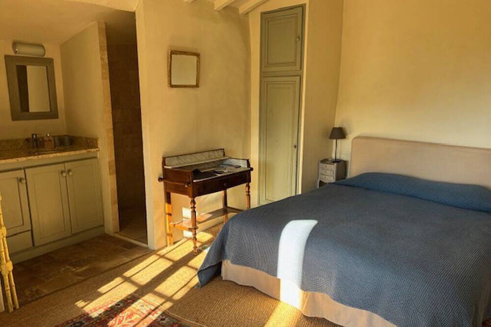 Appartement entier, Studio ensoleillé avec balcon dans le village de Lourmarin, vue sur le château in Lourmarin, Parc naturel régional du Luberon