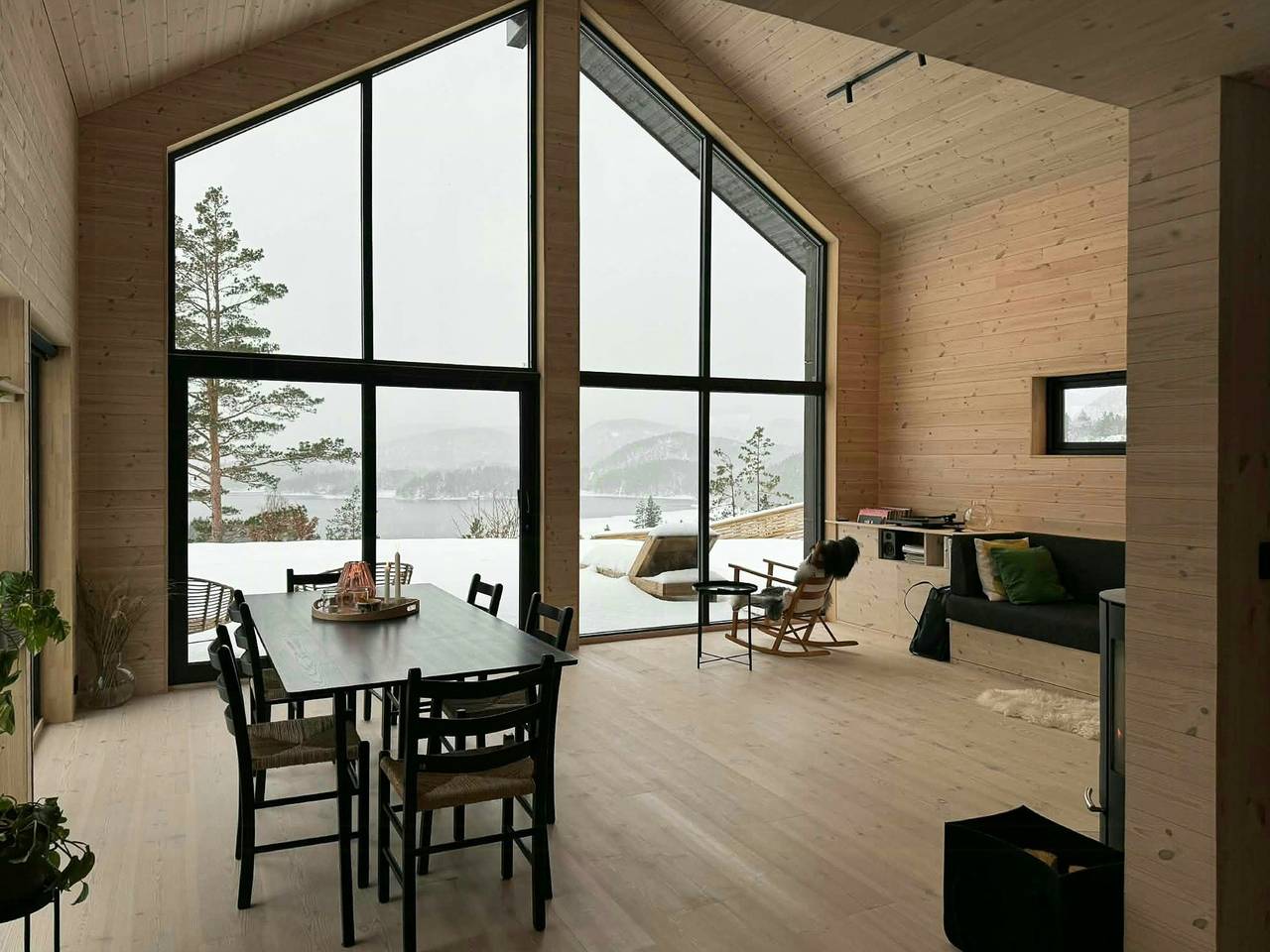 Nordisk designhytte med utsikt over innsjøen Toke in Drangedal 