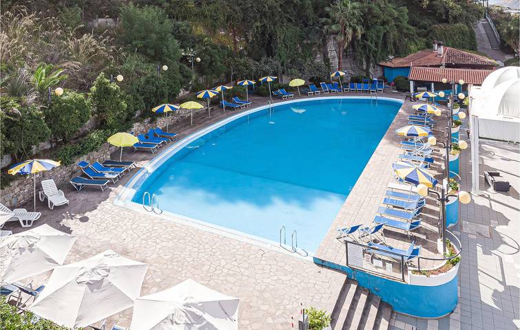 Apartamento vacacional entero, Apartamento en planta baja con piscina al aire libre y aire acondicionado - 1 km de la playa in Agropoli, Cilento Coast