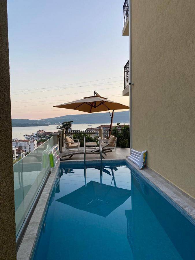 Apartament wakacyjny dla 5 osób, z balkon i widok oraz basen w Tivat