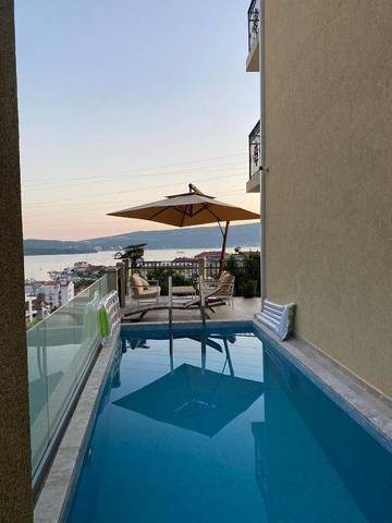 Gîte pour 5 personnes, avec vue ainsi que balcon et piscine dans Tivat