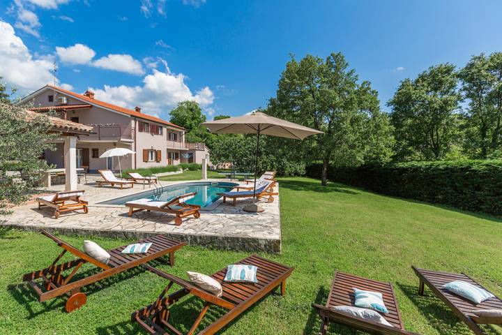 Location de vacances pour 12 personnes, avec Terrasse et Jardin ainsi que Piscine et Vue à Tinjan