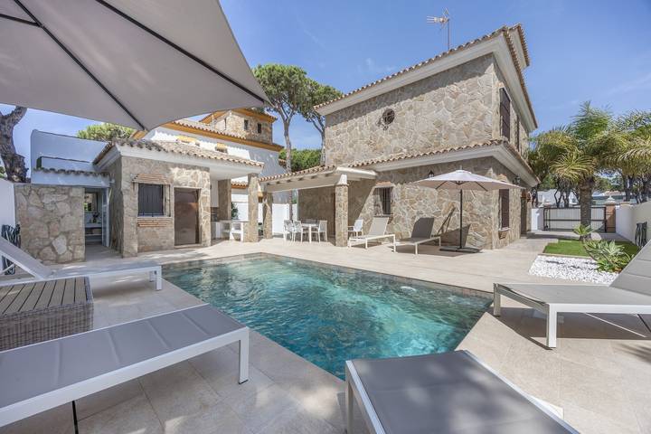 Holiday Home 'Chalet con Piscina' with Private Pool, Wi-Fi & Air Conditioning in Playa La Barrosa, Chiclana de la Frontera