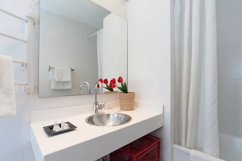 Geheel appartement, Sagrada Familia Duplex Apt 1 Bedroom 2 Pax - 300 meters from Sagrada Familia - Free Wifi in Barcelona Centre, Barcelona