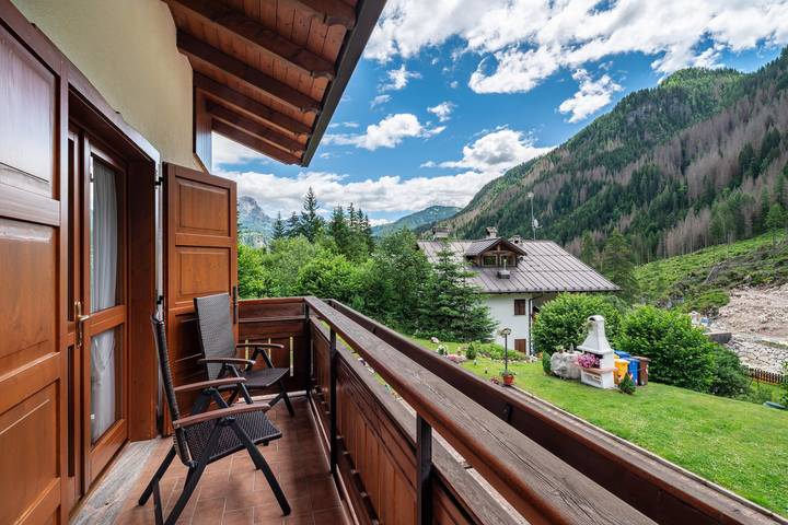 Entire studio, Studio Apartment 'Appartamento Monolocale 4' with Mountain View, Shared Garden and Wi-Fi in Rocca Pietore, Dolomiti Superski