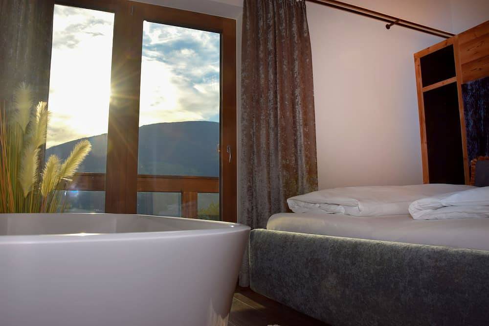 Superior Chalet Berggold - Ski in/Ski out, Sauna-Jacuzzi - by \"wachterhof\" in Tuxer Alpen, Kaltenbach