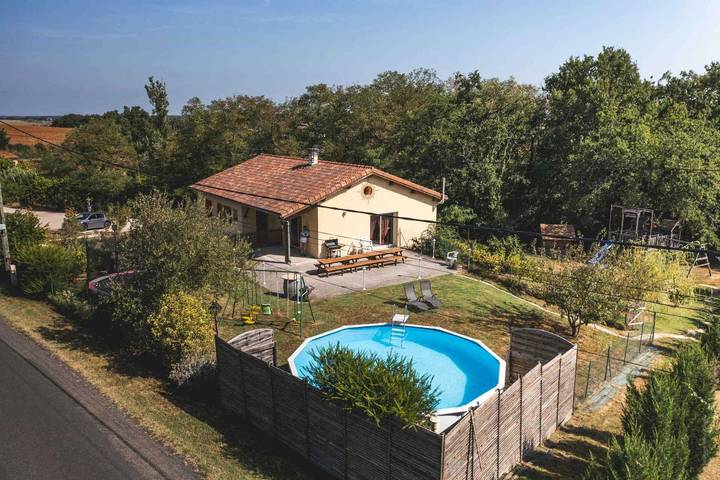 Gîte pour 14 personnes, avec piscine et terrasse