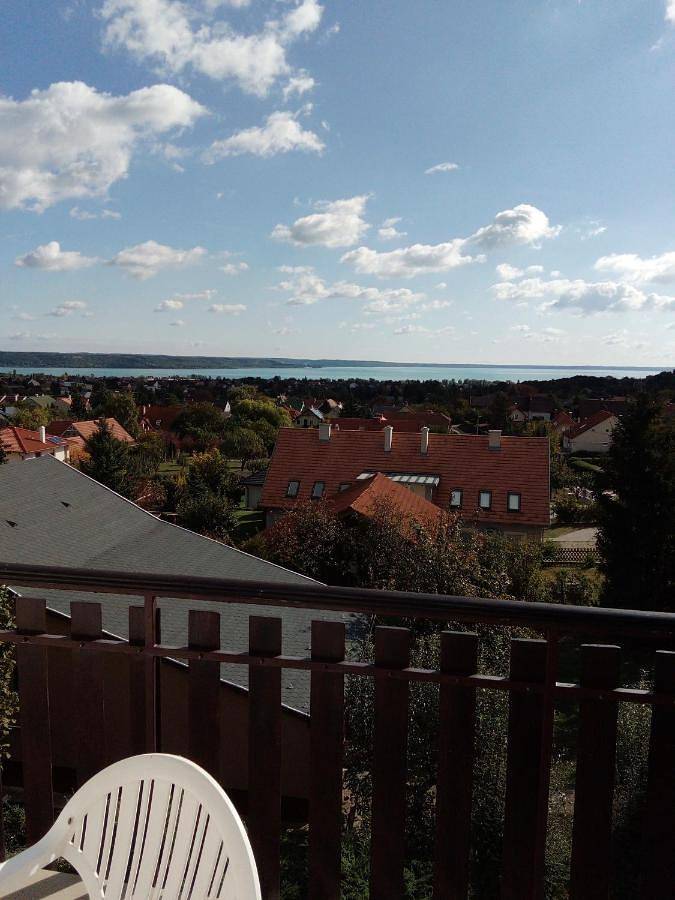 Ferienwohnung für 8 Personen, mit Balkon und Terrasse sowie Garten und Seeblick in Balatonalmadi