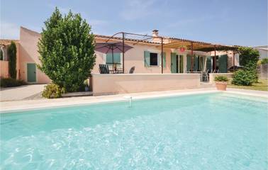Gîte pour 9 personnes, avec piscine ainsi que terrasse et jardin à Maubec