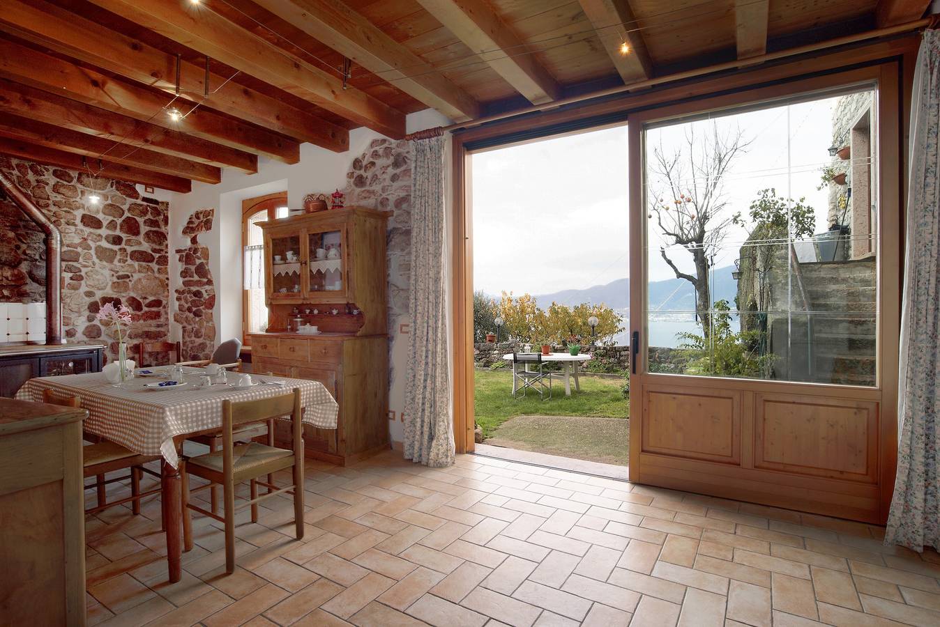 Ganze Wohnung, Ferienwohnung "Casa Silvia ll" mit Seeblick, Wlan & Garten in Torri del Benaco, Gardasee-Berge
