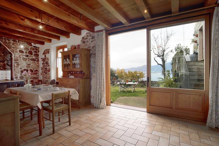 Location de vacances pour 2 personnes, avec jardin et vue sur le lac à Torri del Benaco