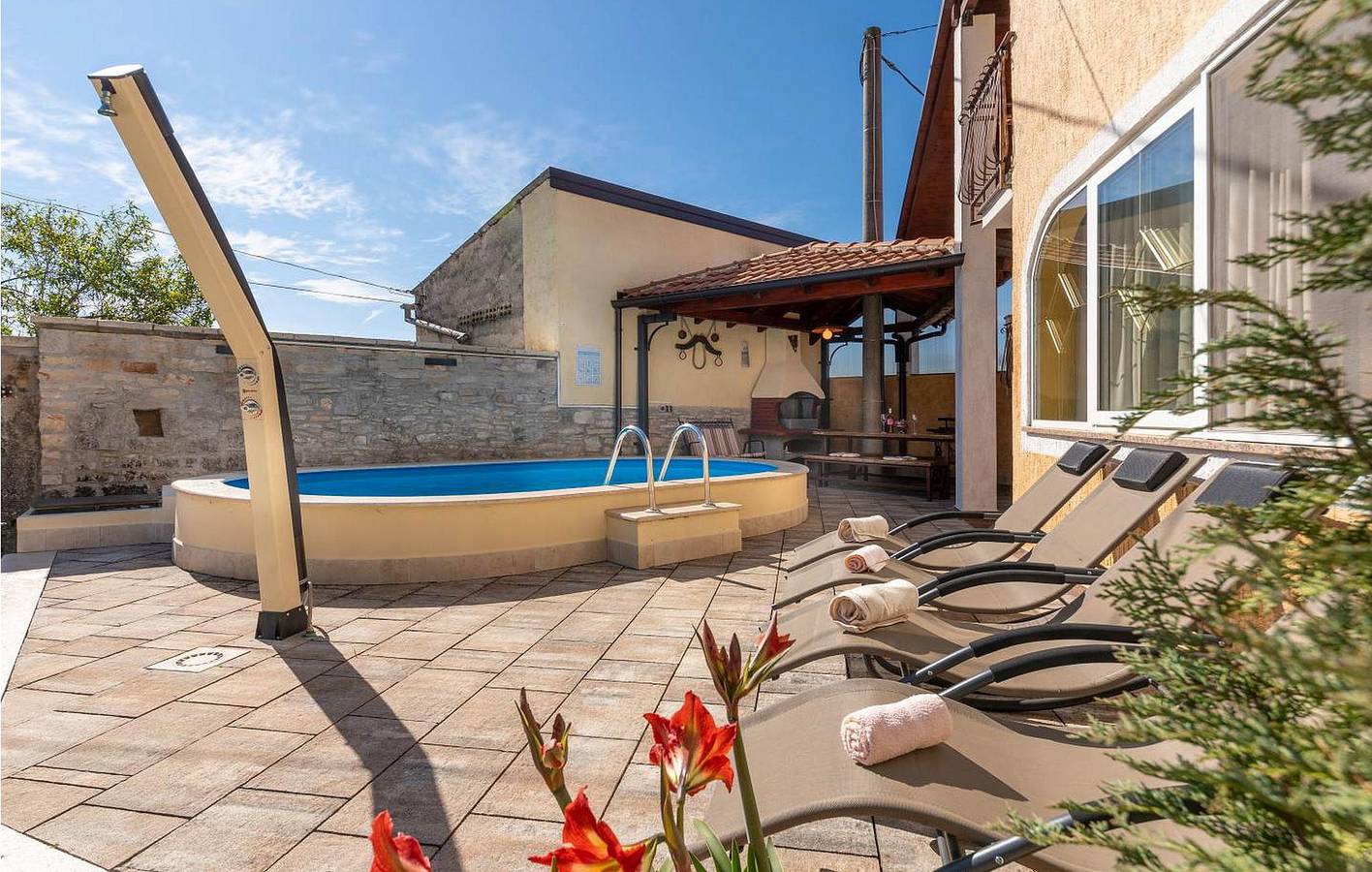 Gemütliche 2-Zimmer-Wohnung mit Pool, Terrasse und WLAN – 500 m vom Zentrum von Anzici entfernt in Anzici, Zentralistrien