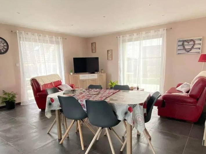 Location de vacances pour 4 personnes, avec terrasse et jardin à Coltines