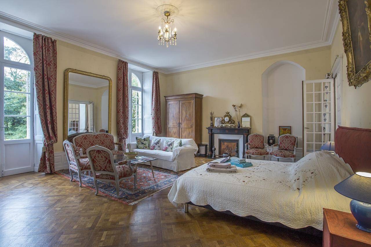 Maison d'hôtes 'Suite Belle Epoque' avec piscine partagée, jardin partagé et Wi-Fi in Fontenay-le-Comte