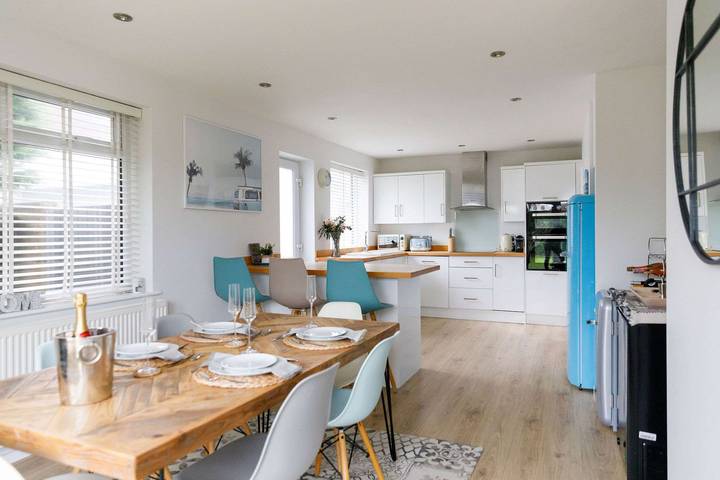 Beach house for 8 people, with garden and hot tub, child-friendly in Sussex