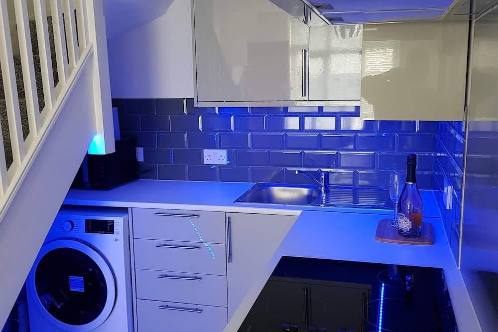 Ganze Wohnung, Neugebaute 2-Zimmer-Wohnung 30 Minuten vom Zentrum Londons entfernt - kostenloser Parkplatz in Sutton (London), London