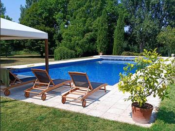 Gîte pour 4 personnes, avec vue ainsi que terrasse et piscine à Bourg-Charente