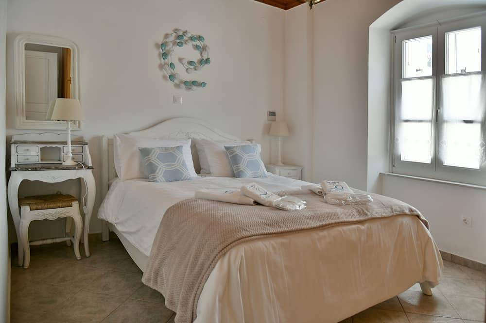 Hydra's Pearl *Brand new* at the heart of Hydra in Hydra
