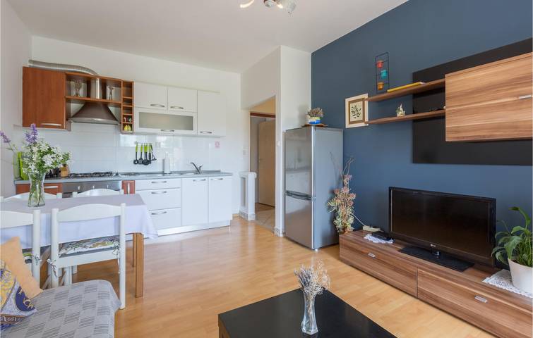 Appartement de vacances entier, Appartement confortable avec terrasse, Wi-Fi et parking, à 2 km de la plage in Umag, Région d'Umag