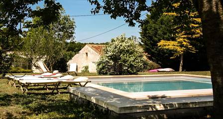 Gîte pour 6 personnes, avec jardin ainsi que terrasse et piscine à Saint-Coutant-le-Grand
