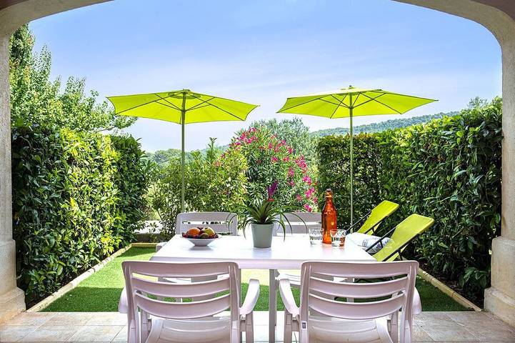 Appartement de vacances pour 4 personnes, avec piscine ainsi que balcon et jardin, animaux acceptés
