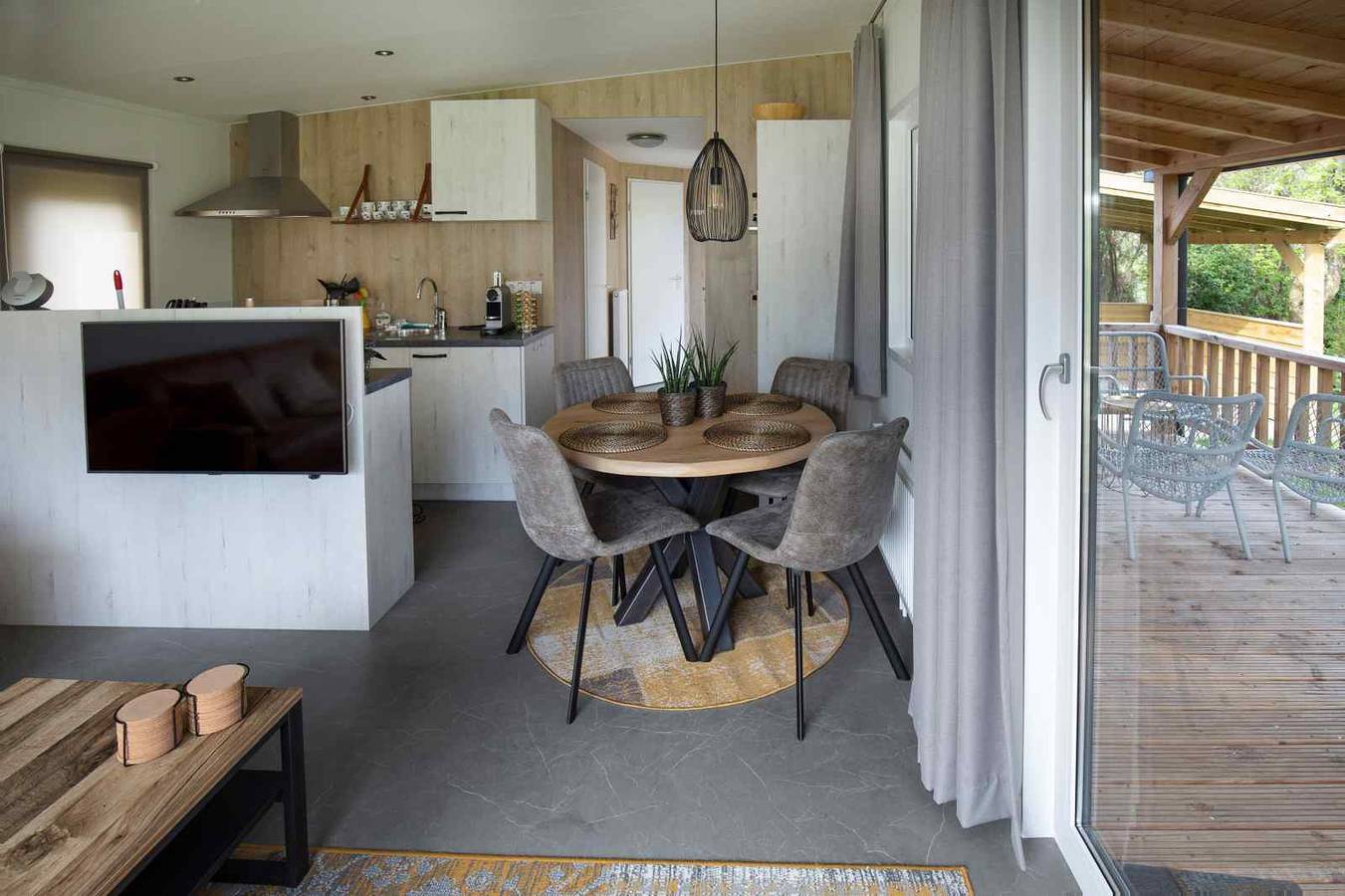 4-person holiday home in Ouwerkerk, the Oosterschelde within walking distance in Ouwerkerk, Mar del Norte Holanda