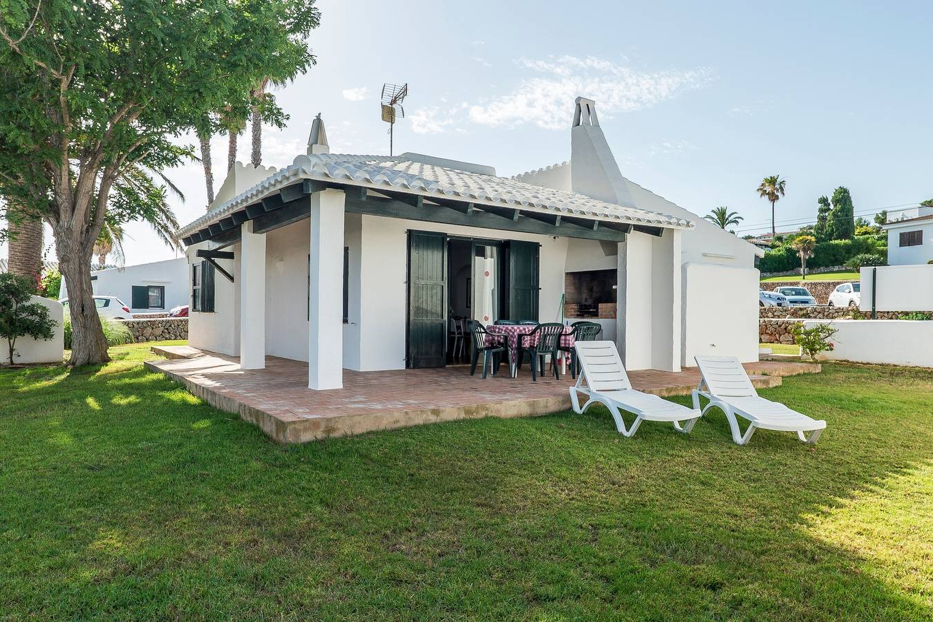 Schönes Ferienhaus in Wohnanlage mit Pool, Wlan, Terrasse und Liegewiese in Binisafuller Platja, Sant Lluís