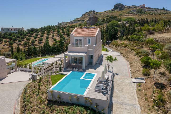 Location de vacances pour 6 personnes, avec jacuzzi ainsi que jardin et piscine dans Agia Pelagia - 3