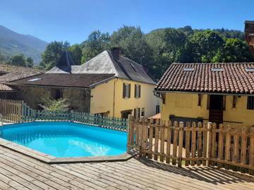 Gîte pour 4 personnes, avec vue ainsi que piscine et jardin à Nistos