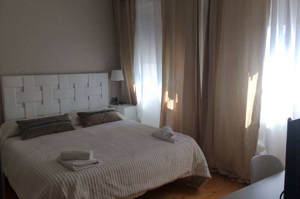 Apartamento entero, Apartamento 'Castellterçol' con vistas a la montaña, terraza privada y Wi-Fi in Castelltercol, Interior de Barcelona