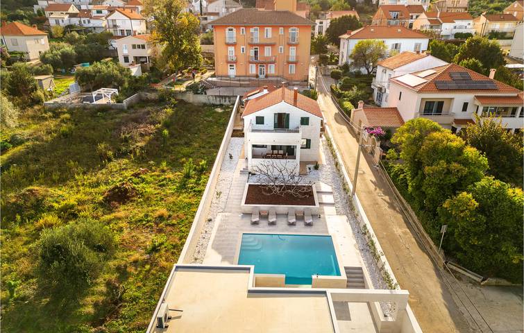 Acogedor apartamento con vistas al mar, piscina y terraza cerca de Preko in Preko, Isla de Ugljan